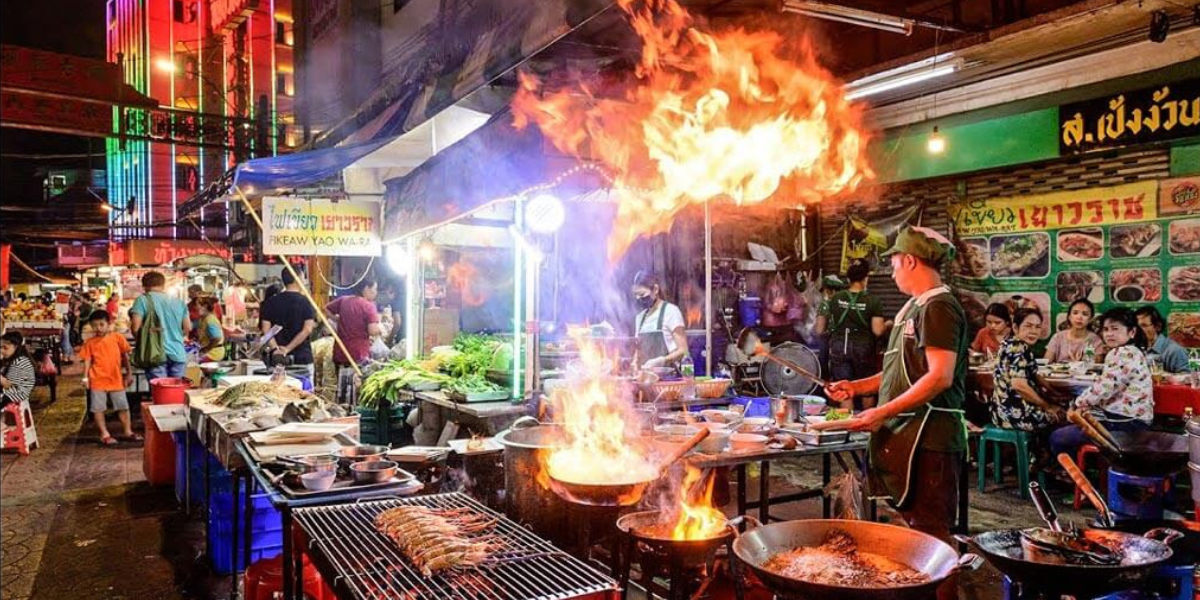 Zdjęcie: Lokalny bazar ze stoiskami street-food w Azji Południowo-Wschodniej