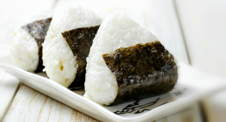 Onigiri - kulki ryżowe, zawinięte w algi nori