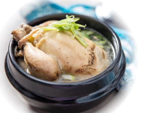 Zupa Samgyetang z żeń-szeniem, jujube i całym kurczakiem nadziewanym ryżem 800g - Harim